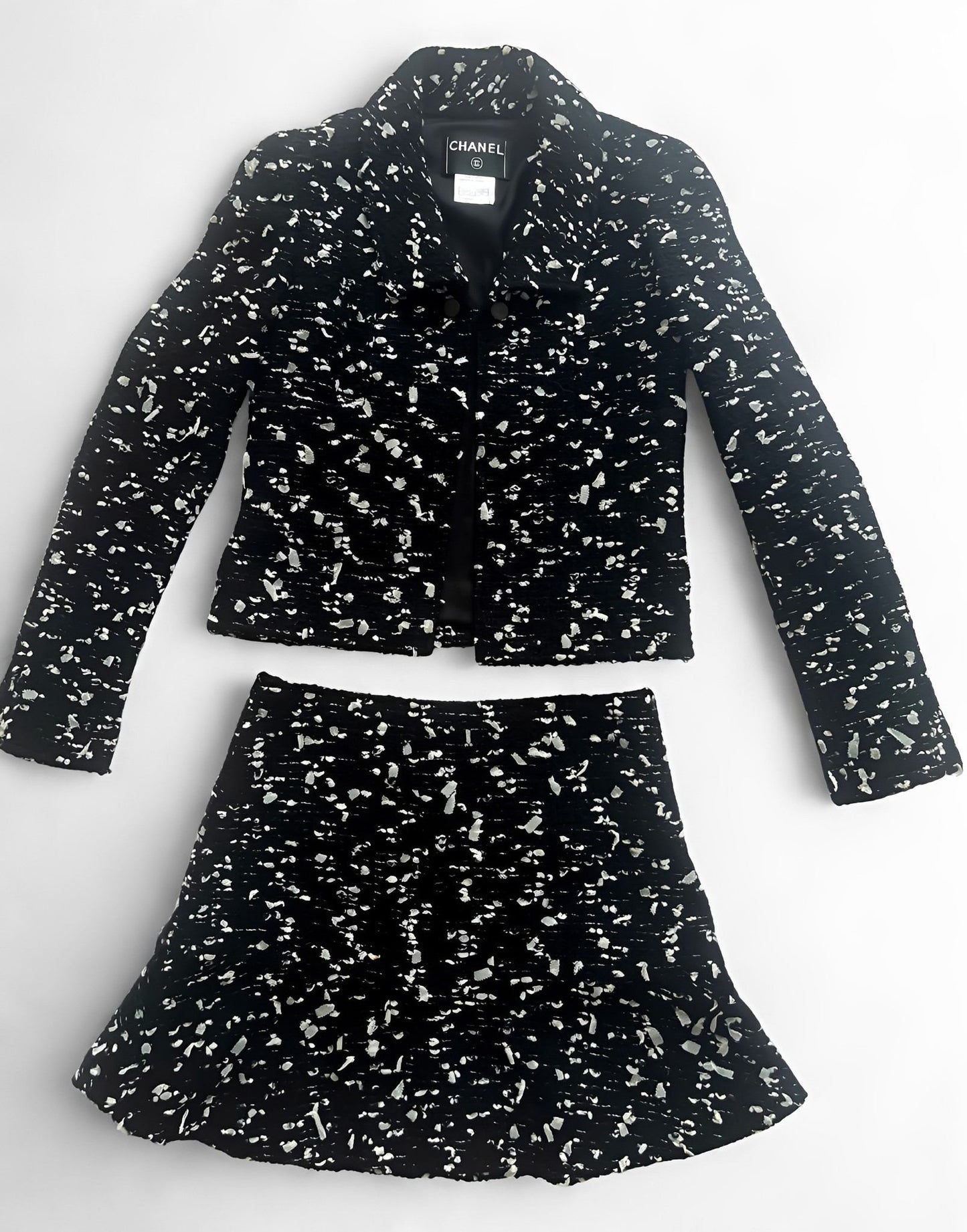 Chanel FW2002 tweed suit, Chanel label detail